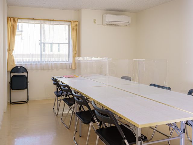 会議室のテーブルと椅子 相談室 明るく清潔な環境の多目的室です。活用の幅広さを考慮した設計で、ゆったりお過ごしいただけます。