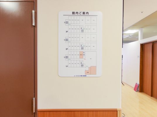 施設案内図が掲示されている廊下