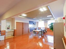 共有エリアの明るい居室