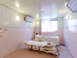 ピンクタイルの浴室