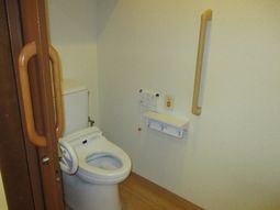 手すり付きトイレ空間