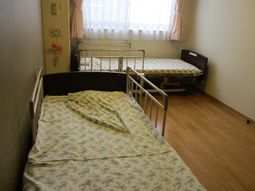 明るい居室のベッド２つ