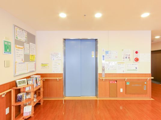情報掲示とエレベーター