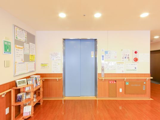 情報掲示とエレベーター