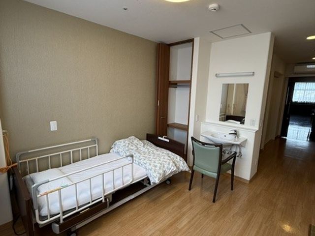 清潔感のある居室 居室 自然光が差し込む居室は、ベッドと机が配置され、落ち着いた空間になっています。