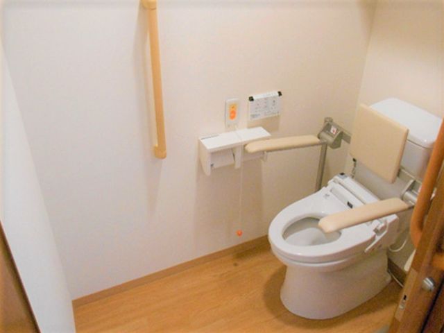 バリアフリートイレ設備 トイレ 広々とした使いやすいトイレでは、手すりが設置され、安心してご使用いただけます。