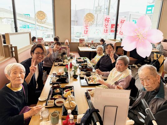 楽しく交流するテーブル