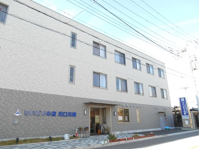 明るい日差しの外観 外観 ゆったりと歩ける広々としたエントランスが迎える施設です。青空の下、落ち着いた色合いの建物が印象的です。
