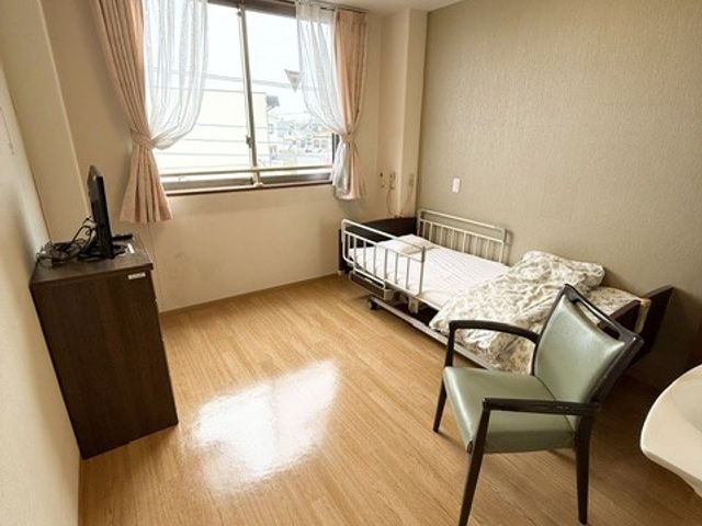 明るい居室 居室 自然光が差し込む明るい居室です。快適な空間で穏やかな時間をお過ごしください。