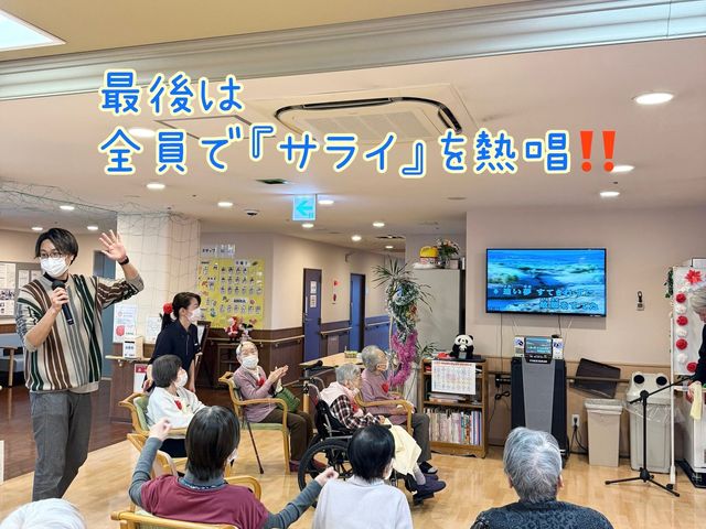 交流が楽しめるスペース レクリエーション 広々としたスペースで、皆さんが楽しく交流しています。自然光が入り、明るい雰囲気です。