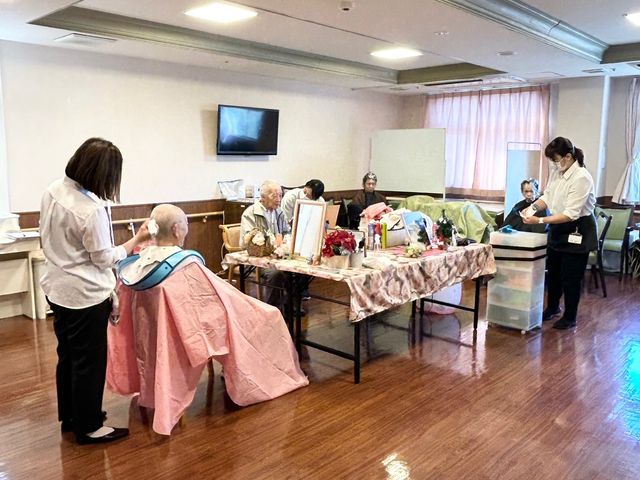 快適な理美容室 訪問理美容 明るい雰囲気の中で理美容サービスが提供されており、利用者様がリラックスできる空間です。