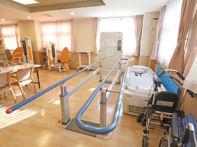 機能訓練の設備充実の部屋 共有スペース 日差しの入る、ゆったりとした機能訓練室です。リハビリ機器が整った環境で、入居者の健康サポートが行えます。