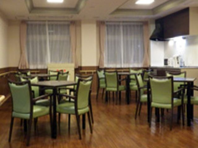 綺麗なダイニングの様子 談話室 落ち着いた雰囲気のダイニングルームです。清潔感があり、ゆったりとした食事の時間を過ごせそうです。