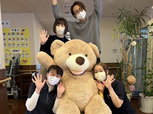 明るい雰囲気の職場環境