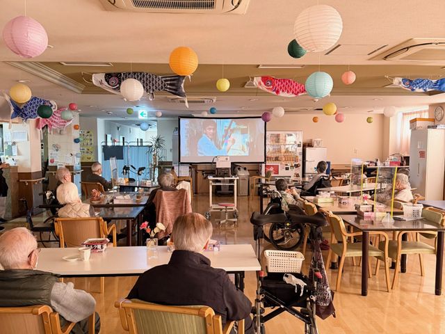 居心地の良いリビング レクリエーション 明るい雰囲気の中で、入居者がリラックスしながら過ごせる広々とした交流スペースです。