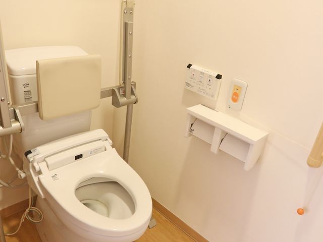 バリアフリートイレ設備 トイレ 安心してお使いいただける手すり付きの清潔なトイレです。隣には緊急時にも安心のコールボタンがございます。