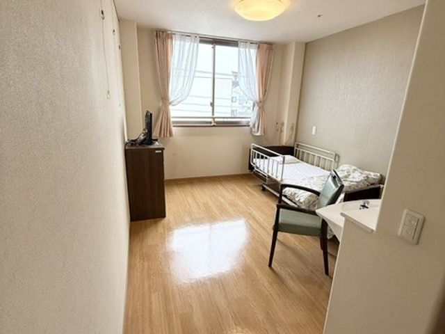 明るい居室 居室 広々とした居室には自然光がたっぷり入ります。静かで落ち着いた環境で、利用者様が快適に過ごせます。