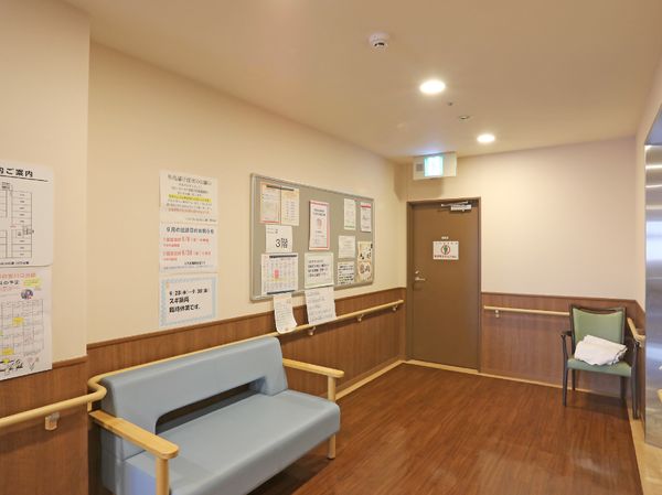廊下に掲示物とベンチ