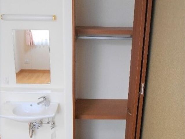 洗面台付きの居室 洗面台・収納 整った洗面台が備えられた居室です。清潔感のある空間で、ご利用者の快適な生活をサポートします。