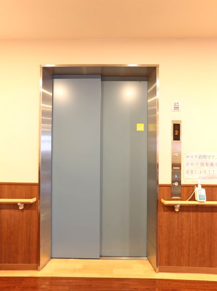 清潔なエレベーターの入口