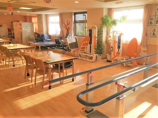 機能訓練器具とテーブルのある室内