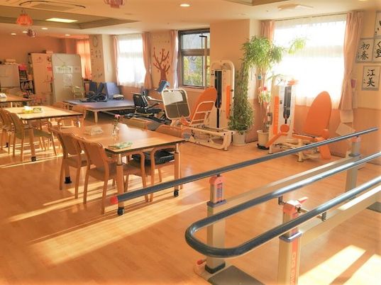機能訓練器具とテーブルのある室内