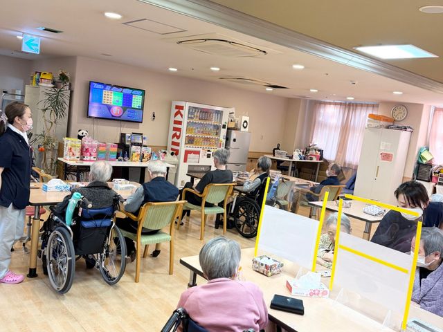 居心地の良いリビング レクリエーション 広々としたスペースで、自然光が優しく差し込みます。車椅子でもゆったり過ごせる設計です。