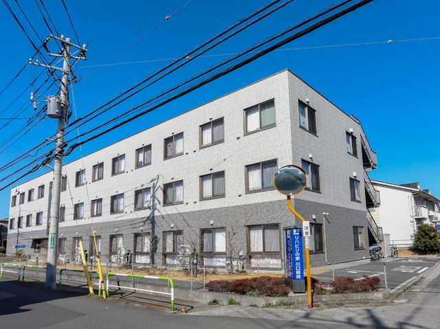 清潔感のある建物外観 外観 洗練されたデザインの建物です。就業を考える上で、清潔感と安心感を感じていただける環境が整っています。