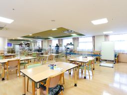 広い施設のダイニングスペース