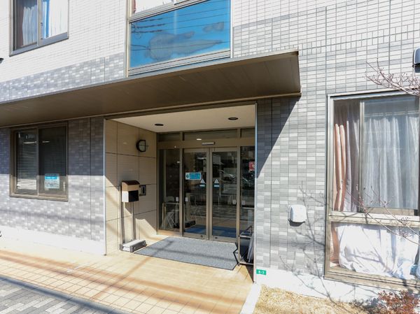 明るい建物のエントランス