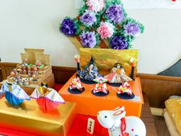 節句飾りのあるロビー