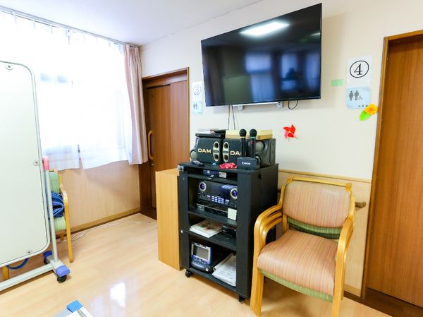 明るい部屋のカラオケ設備