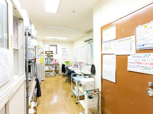 スタッフルームの様子 健康管理室 働くスタッフのための部屋には、机や資料が整然と配置され、充実した職場環境が整っています。多彩な情報が掲示され、日々の業務に活気が感じられます。