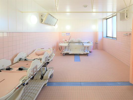広々とした浴室設備