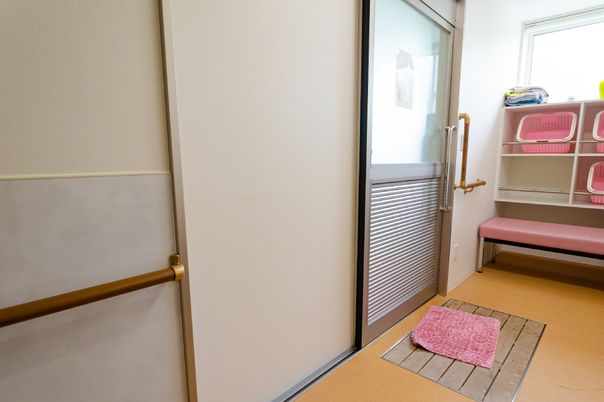 居室入口と木製手すり