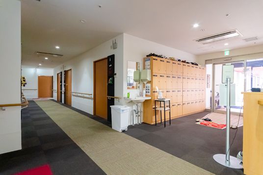 廊下に靴箱と手洗い場