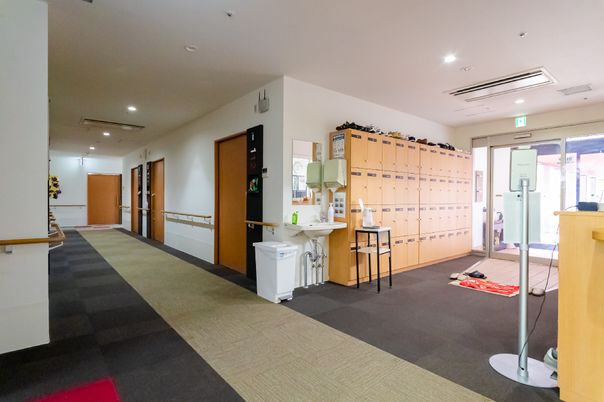 廊下に靴箱と手洗い場