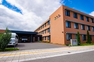 明るい外観の建物エントランス