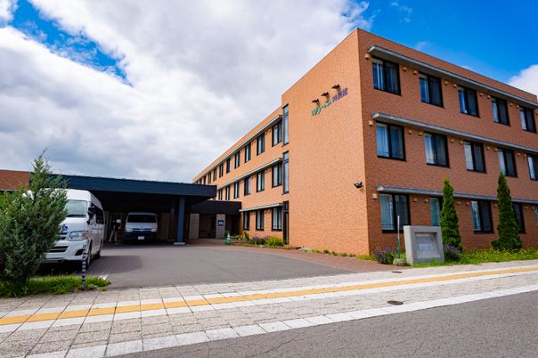 明るい外観の建物エントランス