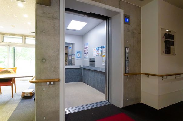 エレベーターの開いた扉