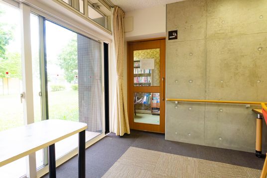 玄関と図書スペース