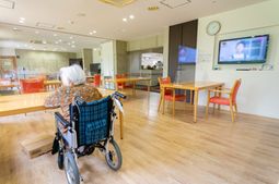 車椅子の高齢者と共用スペース