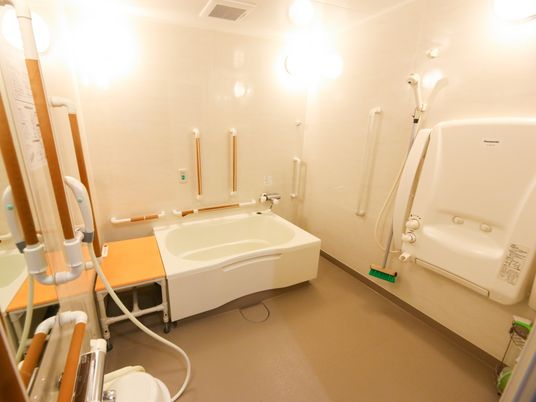 手すり付き清潔な浴室