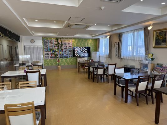 自然光の入る食堂