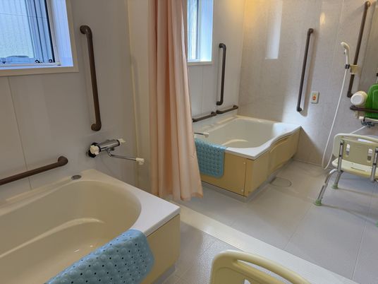 手すりがある浴室