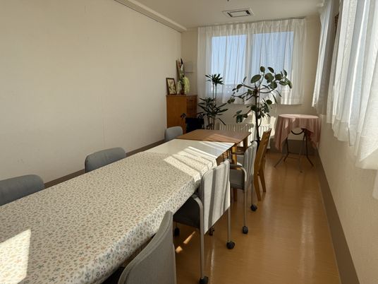 日の光が差し込む部屋