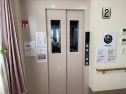 清潔な空間のエレベーター