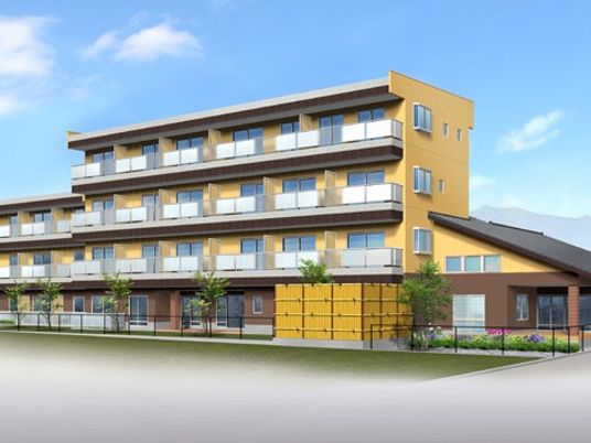 明るい外観の建物正面  