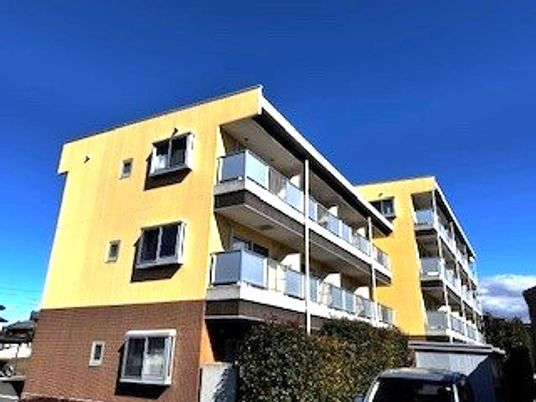 マンション風の建物外観  