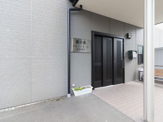 エントランスと案内板